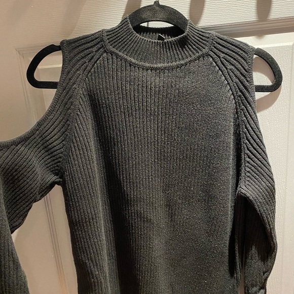 3 for $40 H&M shoulder-less sweater worn once M - Picture 1 of 3